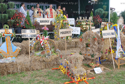 Dozynki Gminne w Kosakowie. Nz. Uroczysta msza swieta...