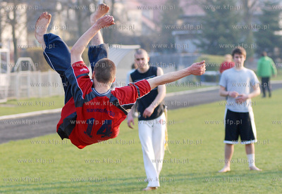 Rumia. Grupa nastolatkow trenujaca kapuere na stadionie...