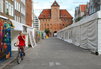 Opustoszale stoiska handlowe na Szerokiej w Gdansku....