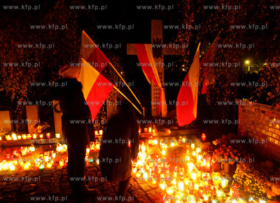 Swieto Zmarlych na szczecinskim cmentarzu centralnym.
Jest...