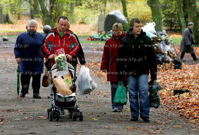 Swieto Zmarlych na szczecinskim cmentarzu centralnym.
Jest...