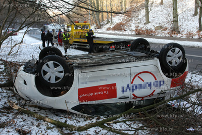 Gdynia, ul. Malokacka. Nz. Samochod marki Toyota wpadl...