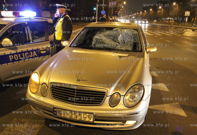 Warszawa. Pieszy po wtargnieciu na jednie zostal potracony...