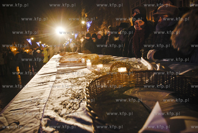 Wigilia na Dlugim Targu w Gdansku, wspolne dzielenie...