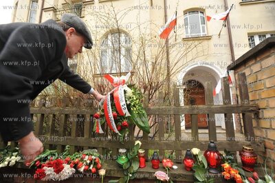 Zaloba narodowa po katastrofie prezydenckiego samolotu...