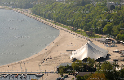 Na plazy w Srodmiesciu Gdyni ruszyl montaz gigantycznego...