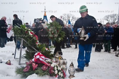 Zlozenie zniczy i wiencow w Rocznice Grudnia 70 pod...