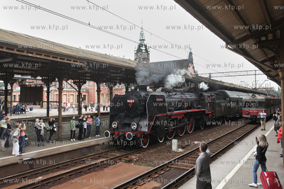 Pociag Heweliusz, prowadzony przez parowoz z wolsztynskiej...