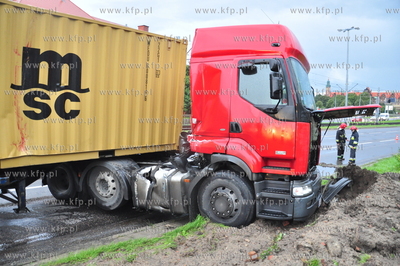 Wypadek na ul. Armi Krajowej. Na skutek oberwania chmury...