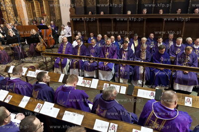 Bazylika katedralna w Pelplinie. Uroczystości pogrzebowe...