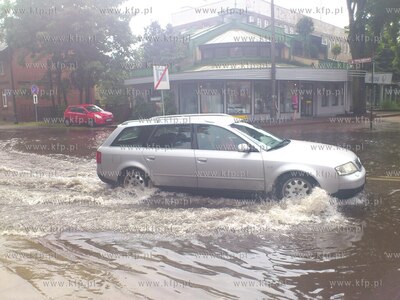 Obfite opady deszczu spowodowaly liczne podtopienia...