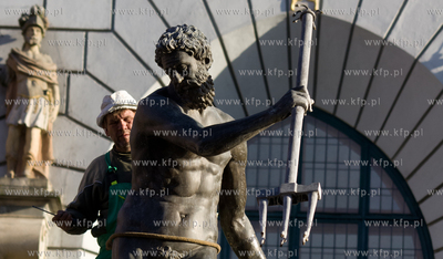 Gdansk, Dlugi Targ. Neptun odzyskal lewa reke, ktora...