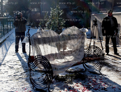 Przed V LO W Gdansku Oliwie stanela lawczka Ireny Jarockiej....