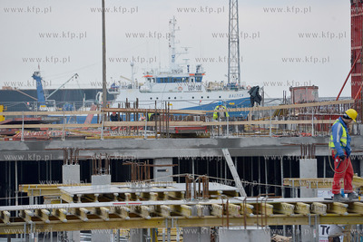 Gdynia. Na terenie sasiadujacym z apartamentowcem Sea...