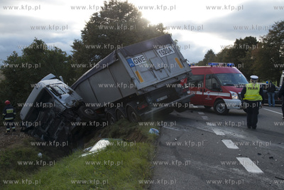 Stara Dabrowa na krajowej 6. Volkswagen Golf zderzyl...