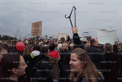 Ogólnopolski strajk kobiet w Gdyni na Skwerze Kościuszki....