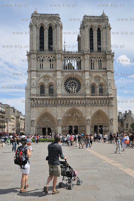 Paryż Wyspa Cite z Placem Św Jana Pawla II.  Katedra...