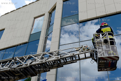 Gdynia. Straż pożarna usuwa pękniętą szybę w...