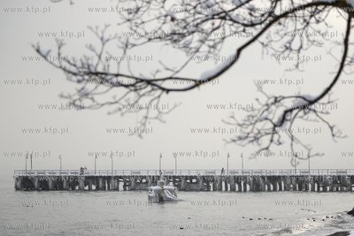 Gdynia Orlowo w zimowej szacie. Molo 10.02.2021r. Fot....