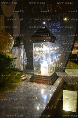 W zaduszkowy wieczór na cmentarzu parafialnym w Gdyni...