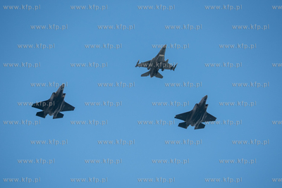 Przelot F35 i F16 nad Westerplatte w Gdańsku podczas...