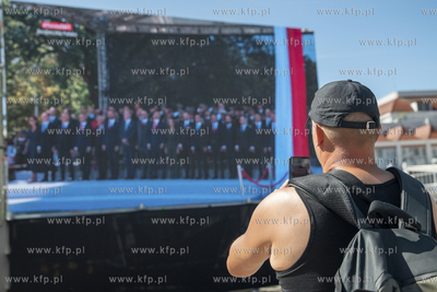 Parada morska z okazji Święta Wojska Polskiego oglądana...