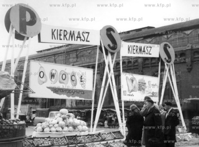 Kiermasz owocowo-warzywny przy Hali Targowej w Gdansku....