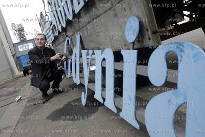 Prezes stoczni Andrzej Jaworski wraz z Karolem Guzikiewiczem...