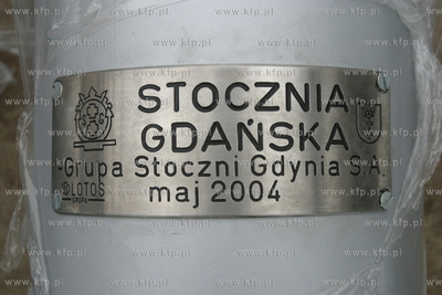 Maszty na ktorych zawisna flagi nowych czlonkow Unii...