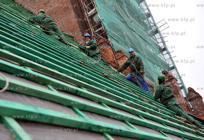 Dzien zawieszania wiechy na remontowanym dachu kosciola...