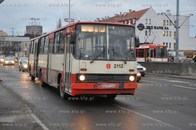 Autobus komunikacji miejskiej lini 130 przejezdza obok...