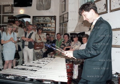 Spotkanie artystyczne w galerii w starym kosciolku...