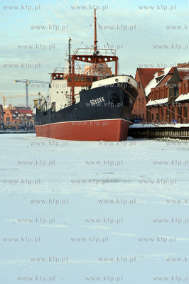 Zimowy Gdansk widziany z perpektywy zamarznietej Motlawy....