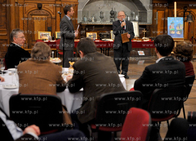 Gdansk. Dwor Artusa. Wystawa Skarby niezwykle, przedstawiajaca...