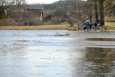 Wezbrane wody rzeki Radunia spowodowaly podtopienia...