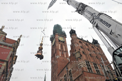 Montaz odrestaurowanego helmu Ratusza Glownego Miasta...