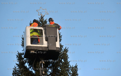 Ozdabianie 25-metrowej choinki, ktora stanela na Dlugim...