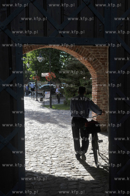 Zukowo na Kaszubach. Brama prowadzaca przez dawny klasztor...