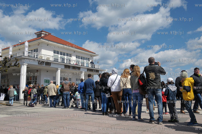 Sopot. Dluga kolejka do kas biletowych na molo. 2.05.2015...