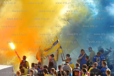 Gdynia swietuje awans Arki do ekstraklasy na ul. Swietojanskiej...