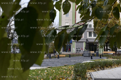 Gdańsk Wrzeszcz.  Pomnik Anny Walentynowicz na skwerze...