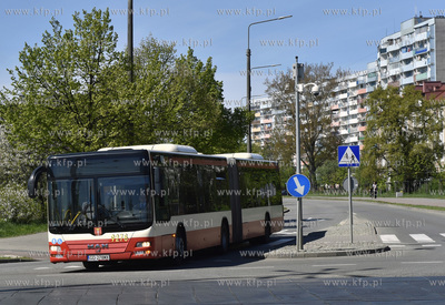 Gdańsk Nowy Port. Autobus miejski GAiT wyjeżdża...