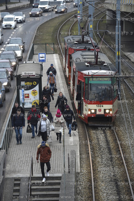 Gdańsk. Węzeł Okopowa. Przystanek tramwajowy i tramwaj...