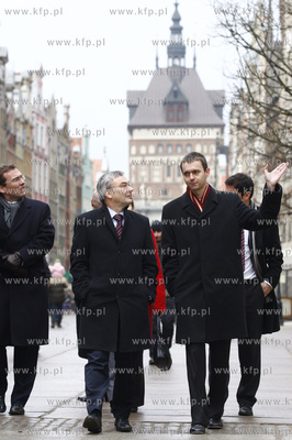 Sekretarz Generalny UEFA David Taylor ( nz ) odwiedzil...