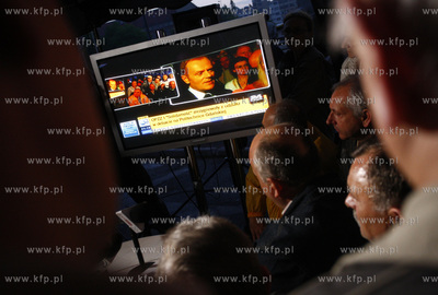 Gdansk. Stocznia Gdanska. Zwiazkowcy z OPZZ i Solidarnosci...