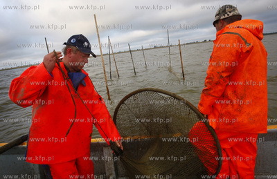 Zalew Wislany. Rybacy z Katow Rybackich Henryk Derkowski...
