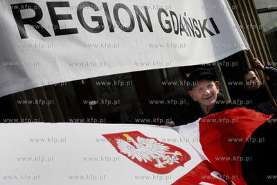 Gdansk. Urzad Wojewodzki.  Emeryci i rencisci protestowali...