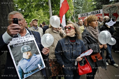 Gdansk. Ul. Polanki. Pikieta czlonkow Klubu Gazety...