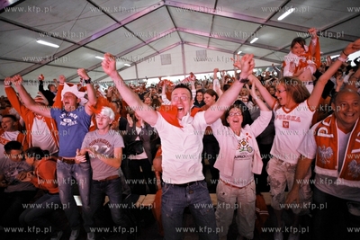 Sopot. Fan Camp Carlsberg. Kibice ogladaja mecz mistrzostw...