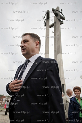 Gdansk. Zlozenie kwiatow pod pomnikiem Poleglych Stoczniowcow...